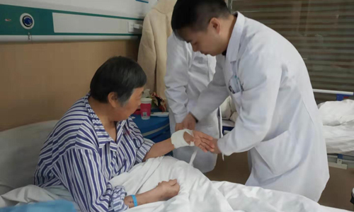(图:焦琦主任为中医微创可视针刀镜术后患者进行伤口检查并包扎) (图:焦琦主任为中医微创可视针刀镜术后患者进行伤口检查并包扎)