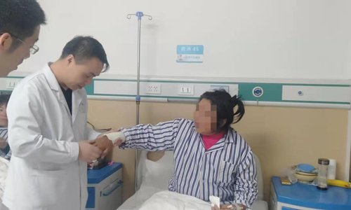 (图:焦琦主任帮助住院患者检查关节愈后情况,调整治疗方案) (图:焦琦主任帮助住院患者检查关节愈后情况,调整治疗方案)
